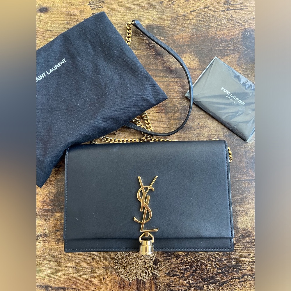 Small Kate tassel with gold hardware in smooth leather